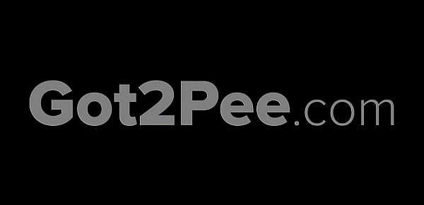  Public Pee - Hot babe relieves pee desperation near railway